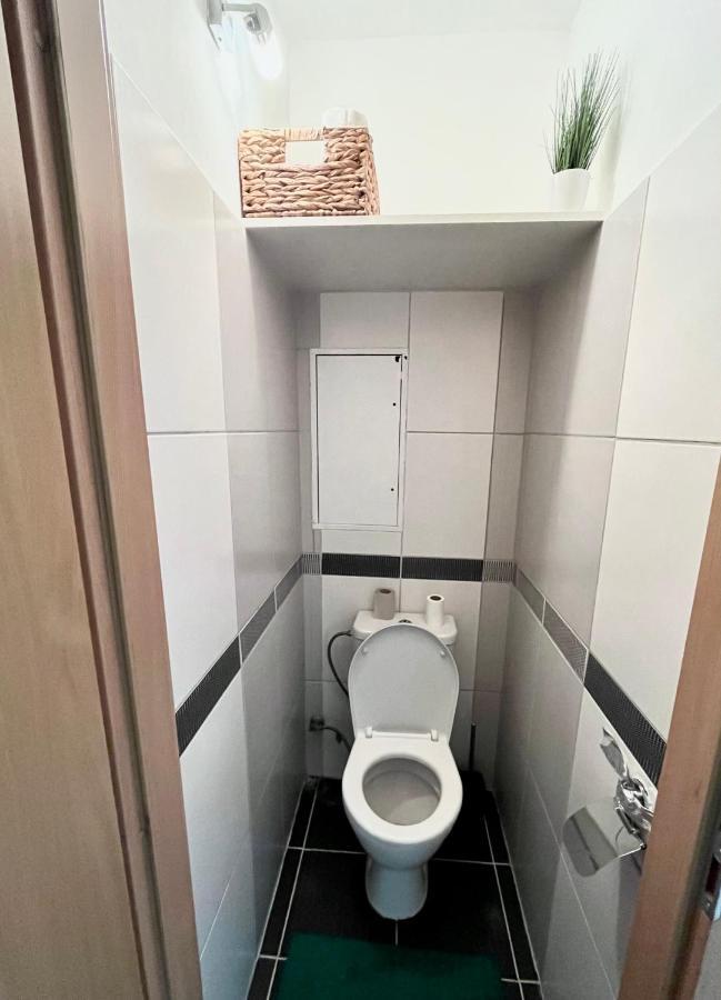 Elegant Escape Apartment - Free Parking, Easy Access To City Centre บราติสลาวา ภายนอก รูปภาพ