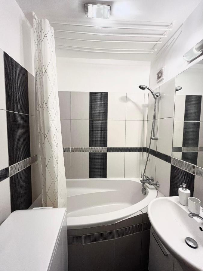 Elegant Escape Apartment - Free Parking, Easy Access To City Centre บราติสลาวา ภายนอก รูปภาพ